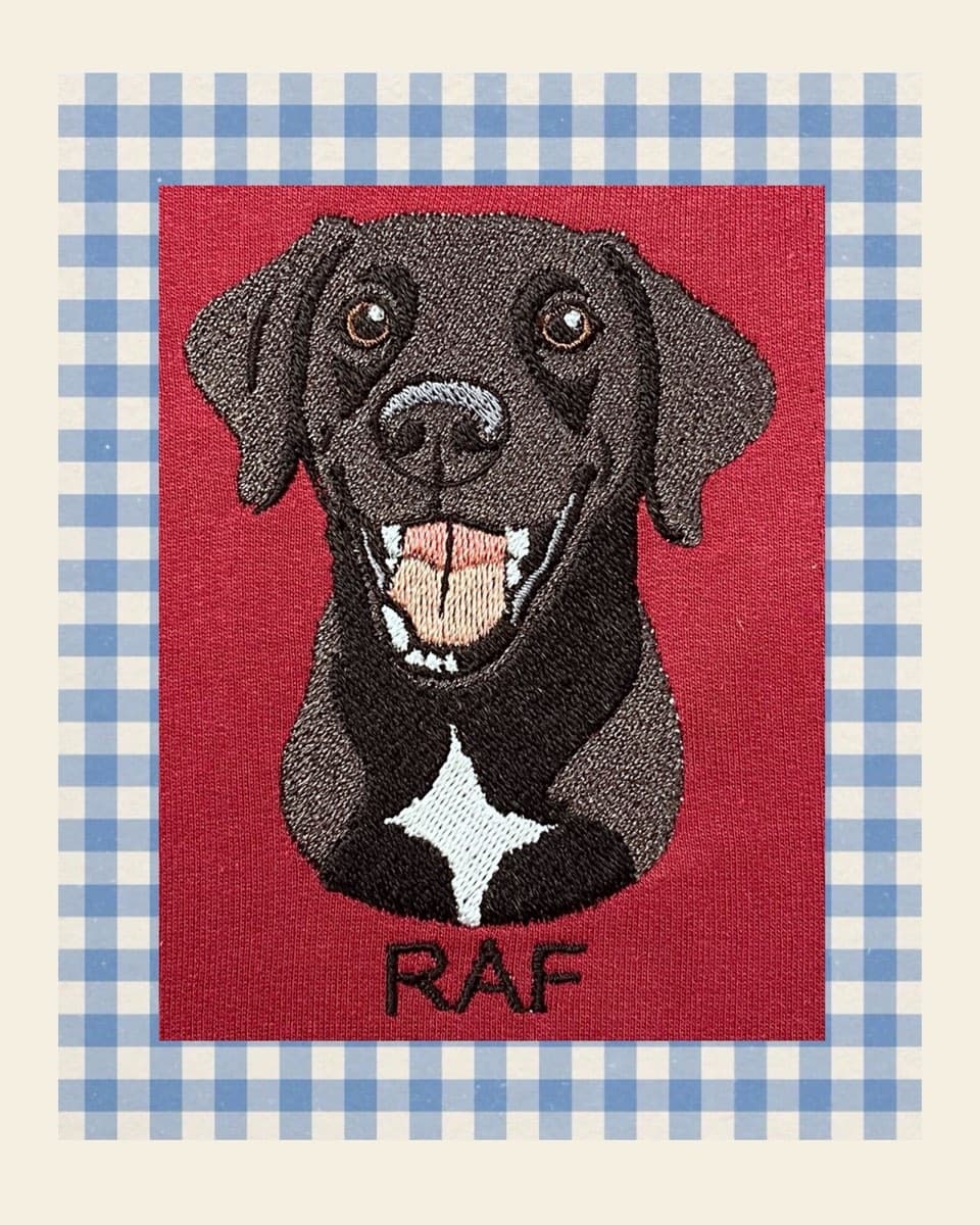 Raf adlı labrador köpeğin kırmızı kumaş üzerine nakış portresi