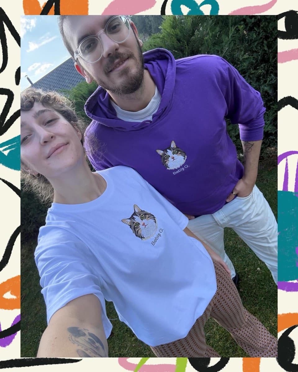 Kedi nakışlı mavi sweatshirt giyen ikili