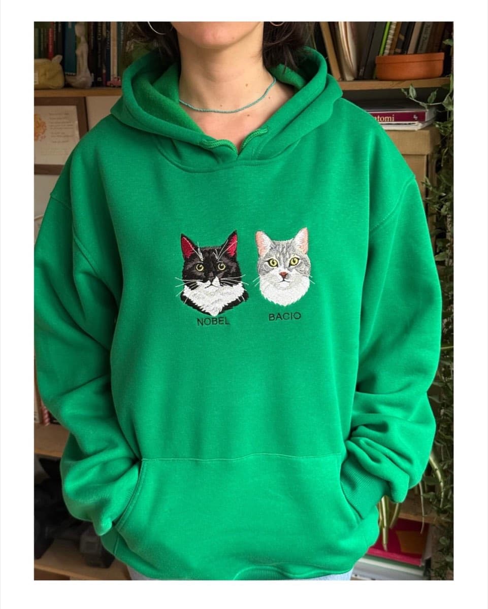 Yeşil kapüşonlu sweatshirt üzerine iki kedi nakışı